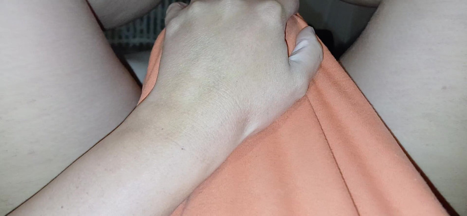 Lesbian-candys: Pieprzę mojego sąsiada w usta pod koszulką