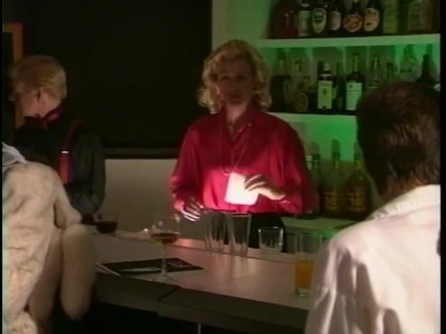 American Idol X: Sexy rubia lamiendo coño follando en la cocina