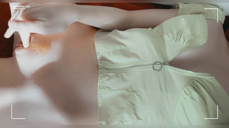 FoxyAleksa: 小柄な赤毛の猫はオーガズムを取得します。小さなクリトリスのオナニーと甘いオーガズム。裸のスキニーガール