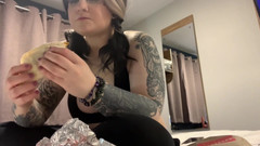 Bigtiddygoth: Fată gotică Mukbang cu Tacos Video complet pe Fansly