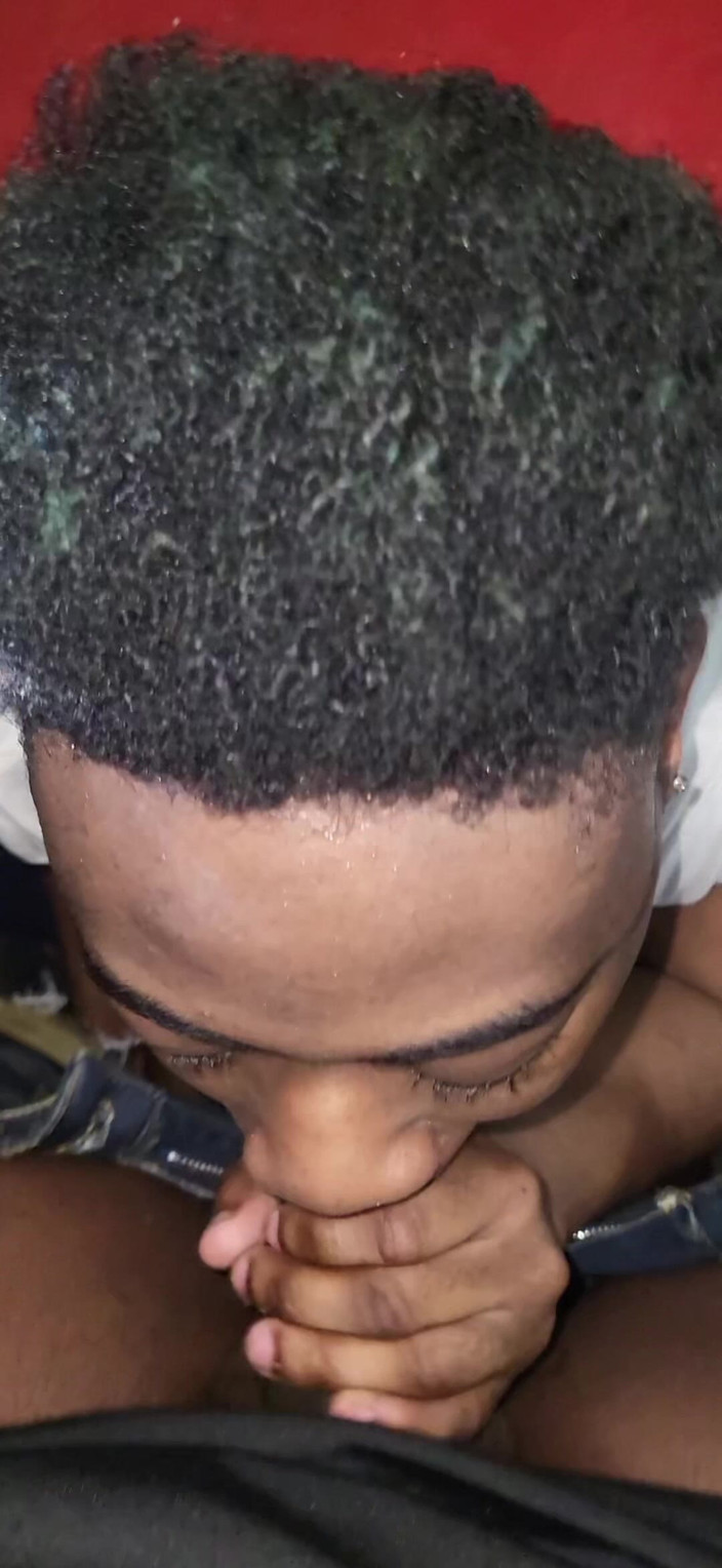 Wondahead21: Él escupe, trago - pasión cruda en mezclilla