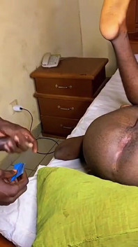 बूढ़ा सौतेला भाई उसे होटल के कमरे में ले गया और उसे चोदा