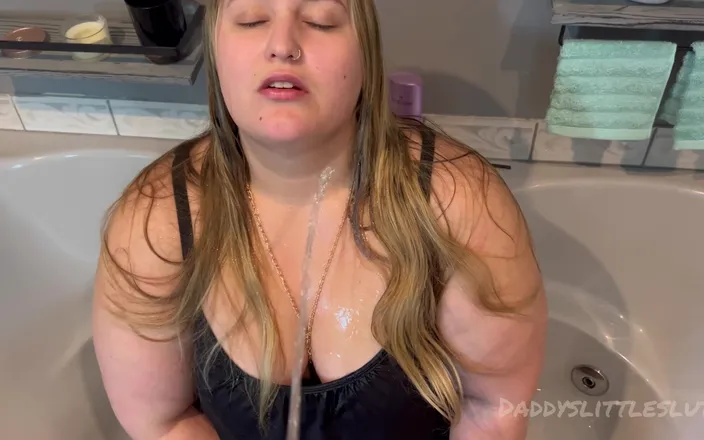 DaddysLittleSluts: BBW Wife Masturbation Pissed on Golden Shower