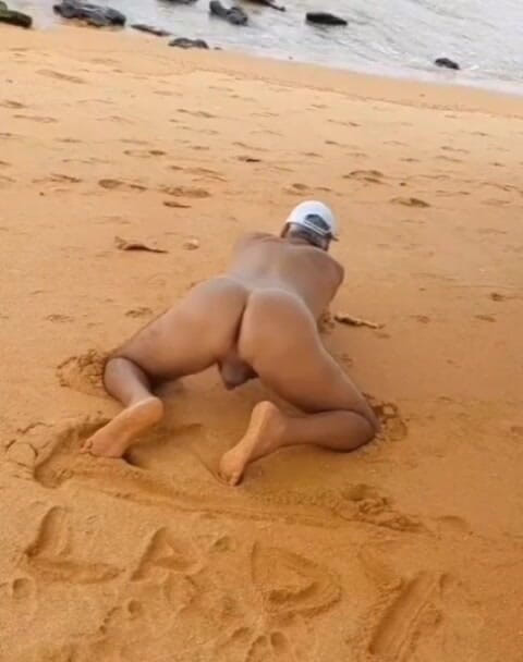 Ladysilvas: Naga ladysilva na plaży pokazując opalony gorący tyłek z seksownym...