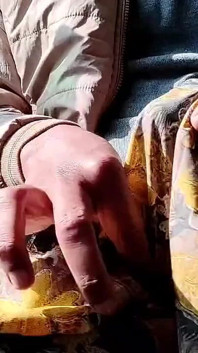 78 saten elle muamele - üvey kız kardeşinin saten ipeksi sarı takım elbisesi üzerinde yarak kafası ovuyor ve boşalıyor