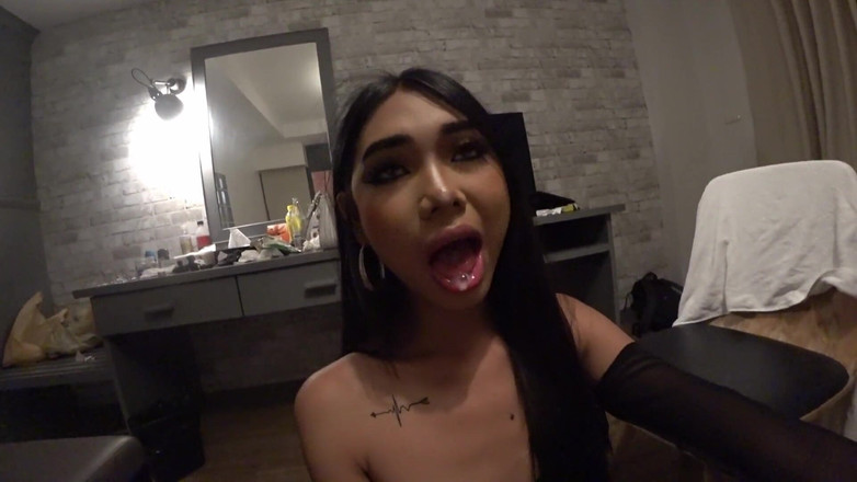 Arda Fennec Ladyboy: 처음으로 우유를 짜내다