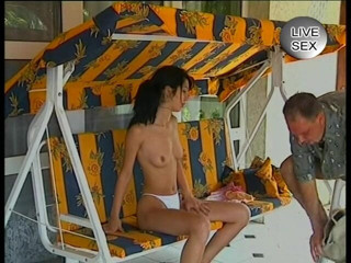 Horny Two really wet MILFs: Malá prsa brunetka jezdí na verandě