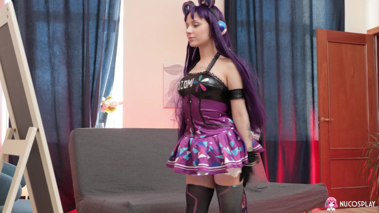 Nu Cosplay: Ketty Small este o fată jucătoare care vrea să joace...