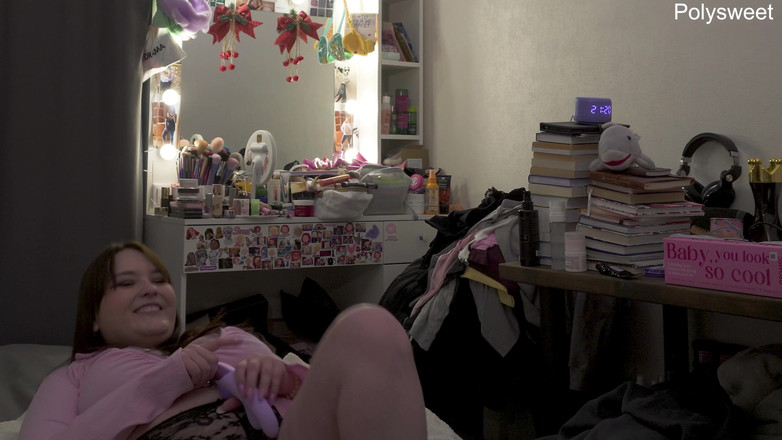Polly Sweet: Cực khoái ngọt ngào từ máy rung mới (Solo MILF)