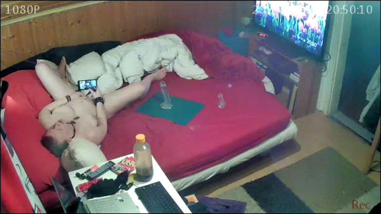 KittieNoOne: Přistižen při masterbatingu s manžílkem po telefonu