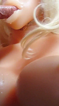 Cewek hot rambut pirang lagi asik nyepong kontol