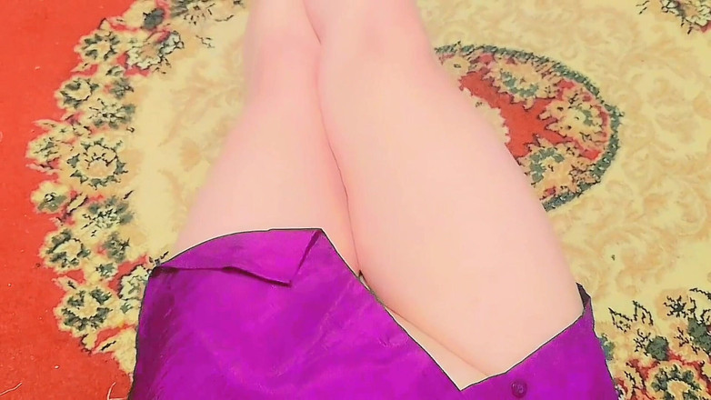 Kitty_Cross: 顽皮的娘娘腔在柔软的大椅子上侧坐