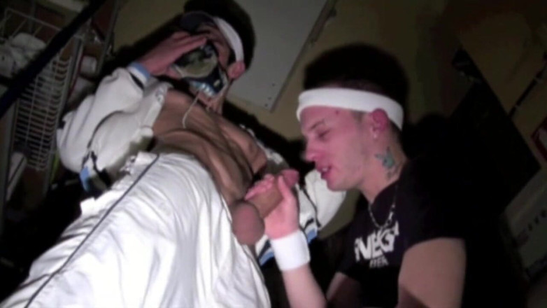 Sneaker Sex Kinky: Greg dan matt si cewek penurut lagi asik muasin memeknya...