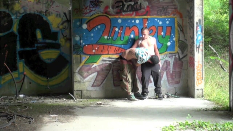 Crunch Boy: Un gay utilisé par un jumelle dans un exhib en...