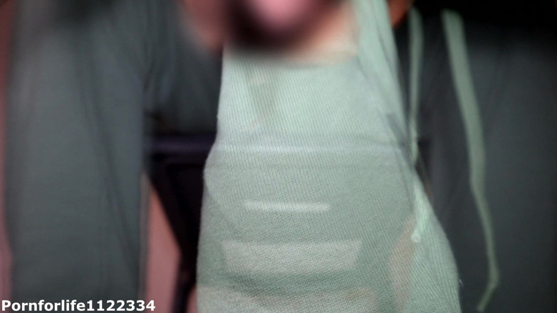 Pornforlife1122334: J’adore surprendre mon demi-frère ringard sous la table avec une...