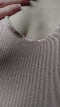 Titplay z ściskaniem moich małych piersi i sutków