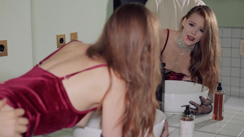 Arina Fox: Sudut pandangan pertama: Aphrodite pancut dalam kostum vampire di parti...