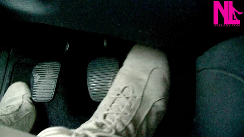 Nyllady: スエードのソフトフラットブーツでの運転とペダルパンピング