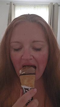 Comer sorvete pode ser muito sexy