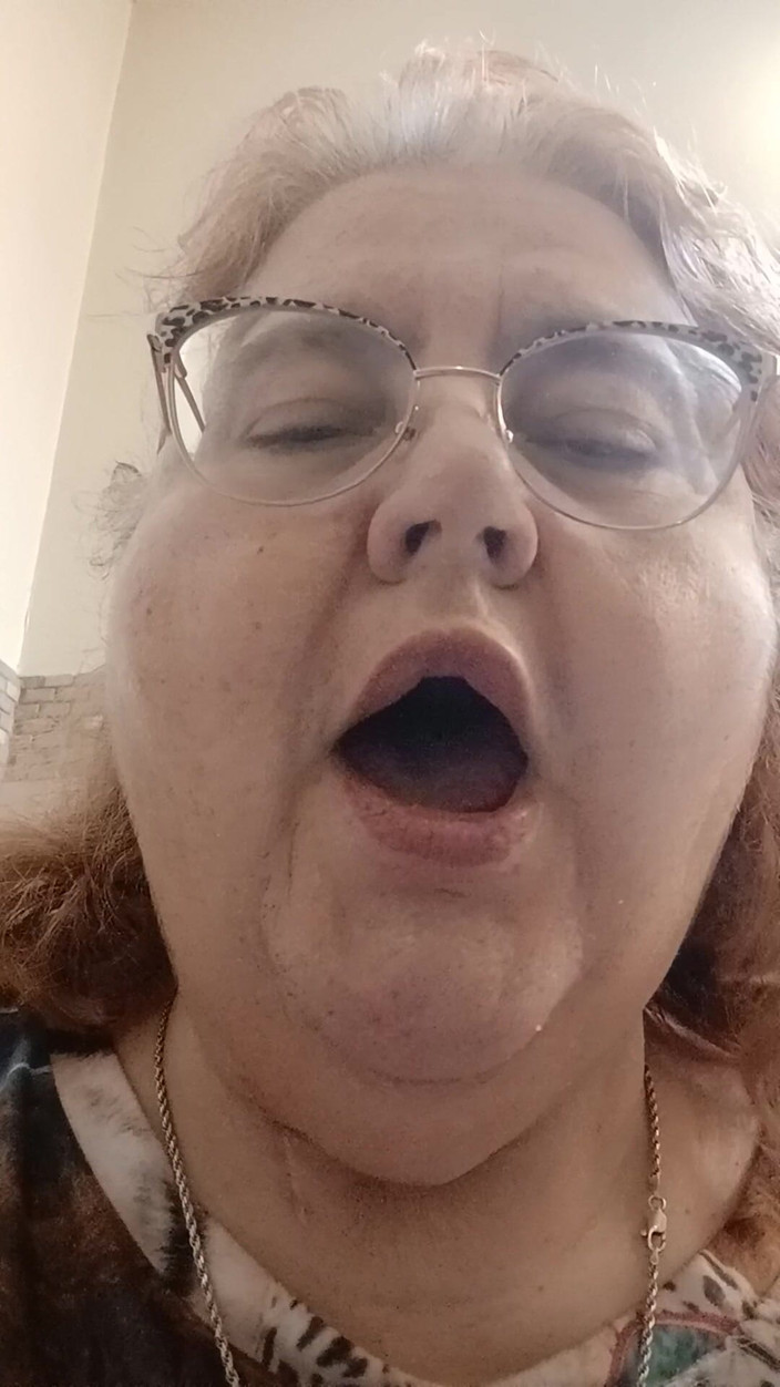 BBW nurse Vicki adventures with friends: Clip demandé, baisers bruyants par soi-même