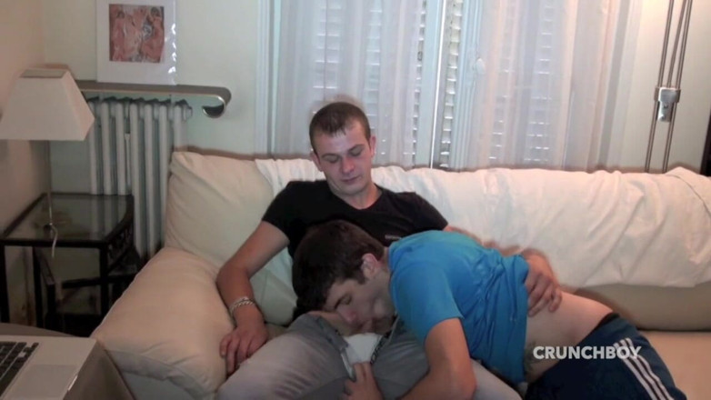 French Twinks Amator videos: Ce garçon hétéro adore lécher un cul avant de le...
