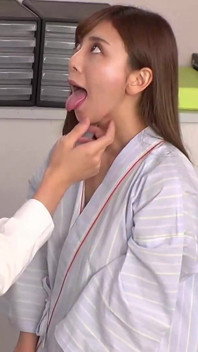Dez mulheres no exame de mama brincam, transformando checkups em desejo secreto. J
