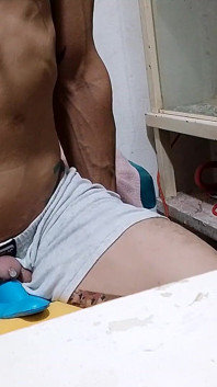 Raba erre elle: dildoyu içeride tut ve yarağını ov