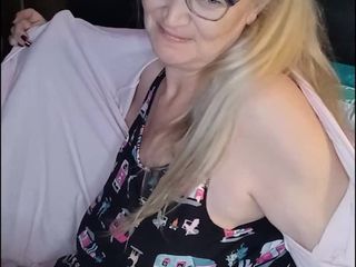 Momma Vee: MiLF bollente si masturba fino all'orgasmo intenso in diretta su...