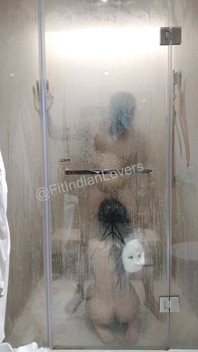 Coppia in forma fa del sesso bollente in doccia erotica