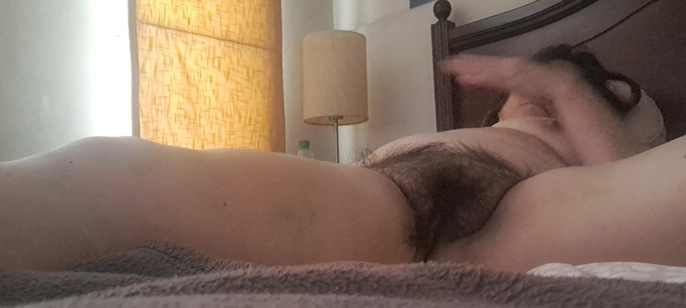 Mommy big hairy pussy: Мачуха торкається своєї волохатої пизди пальцями