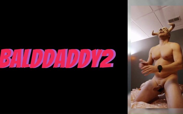 Bald Daddy: Balddaddy बड़े खिलौने वाले फटाफट खेल के साथ गांड के छेद को प्लग करती है