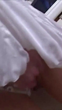 Sexy madura se masturbando com os dedos em close-up