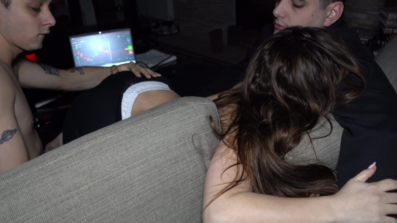 Knock Knock Club: Luchiibb šuká nejlepšího přítele svého přítele vedle tlustého paroháče! Creampie