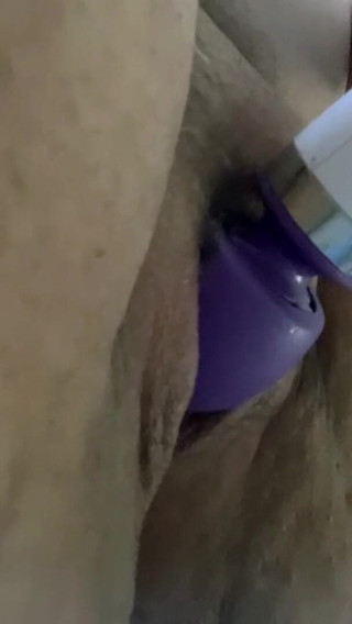 Real homemade BBW BBC porn: Stymulowanie mojej grubej owłosionej cipki za pomocą różdżki elektrycznej