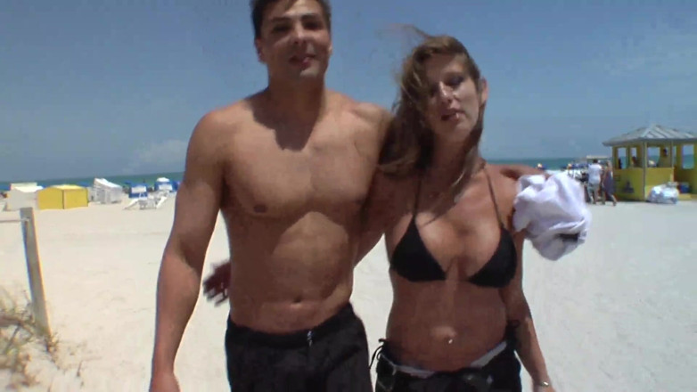 Milf in Love: Milf sucia en vacaciones follada por una polla joven