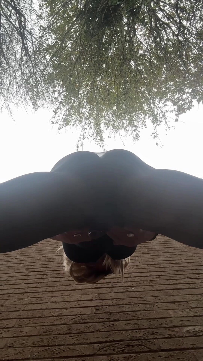 Kellycd2022: Sexy Crossdresser Kellycd2022 v černých sexy hladké punčocháče, černé šaty a muly za...