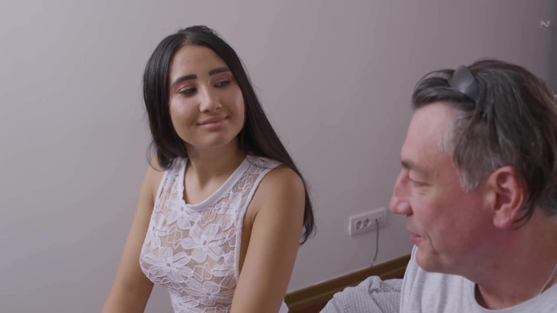 Deutschland Porno X: Orta yaşlı seksi kadın azıyor ve büyük göğüslerini gösteriyor ıslak sikiş...