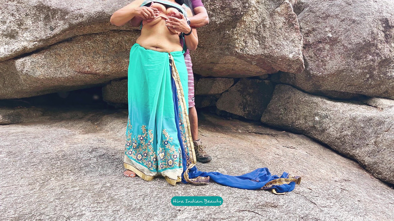 Hot 365 Entertainments: Pasangan India mesra-mesraan di luar ruangan - ngentot pakai kain sprei...