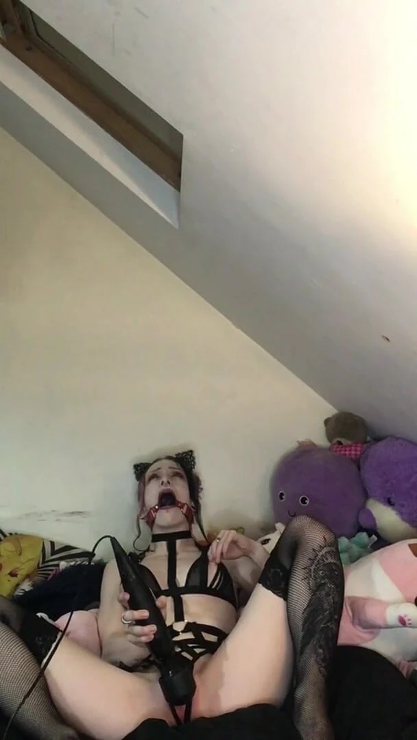 Rokkyhorrorx: Gatinha amordaçada com tesão tentou ficar quieta