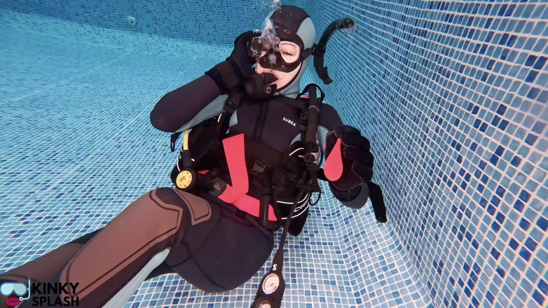 UKCuteGirl Lucy Lauren: La agente de buceo Lucy regresa: activación accidental
