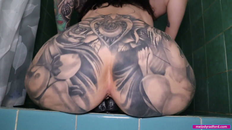 Melody Radford: Tattooed MILF Fucks Black Dildo