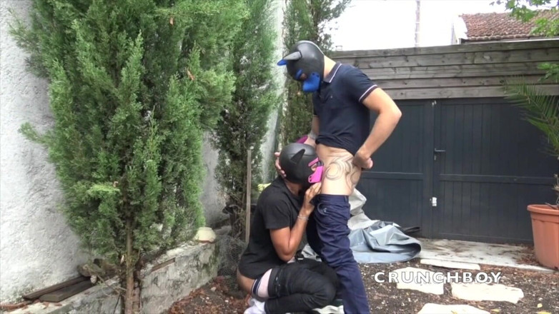Surprise bareback party with friends: Two sexy guys fucking raw in exhib outdoor garden