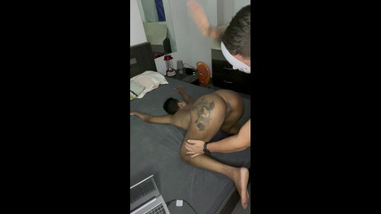 Daph and Loric: Kocası karısının büyük boşalmasını filme alıyor