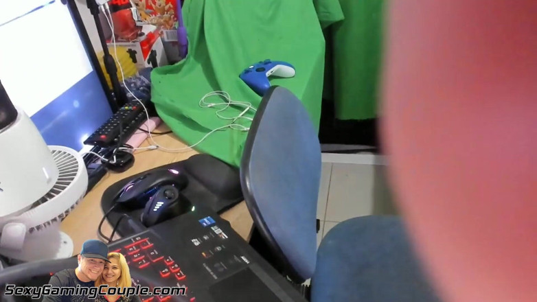 SexyGamingCouple: Fingering her tight pussy while she plays video games then...