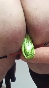 Dildo și dovlecei, o combinație frumoasă de plăcere.