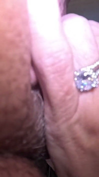 Getrouwde milf slikt sperma op camera voor haar man die thuis wacht