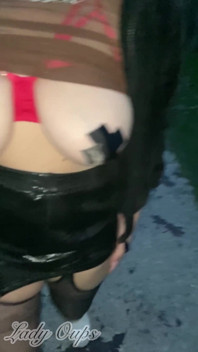 Anal tıkaçlı gür yakalı ve seksi kıyafetlerle teşhir ediyor