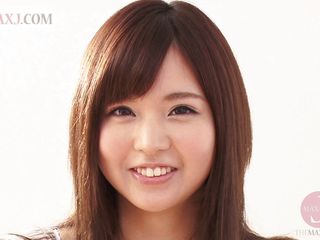Max Japanese: Première déshabillage très mignon d&#039;une jolie fille avec un sourire...