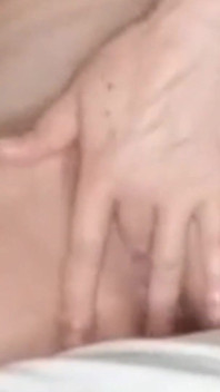 MILF Siendo Masturbada Y Abriendo Su Rico Chocho Con Juguete De 25cm En Primer Plano