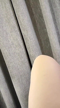 Perempuan simpanan meniduri suami hambanya dengan kakinya di pantat dan menggosok farajnya yang berair dengan kegembiraan